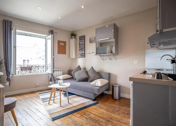 Petit Havre De Paix De 27m2 A Montmartre