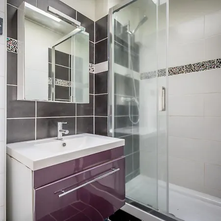 Petit Havre De Paix De 27m2 A Montmartre *